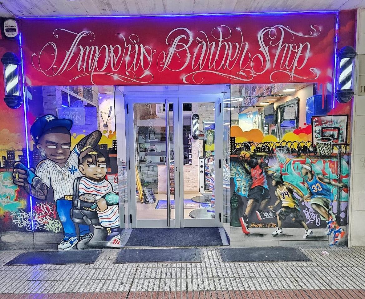 Fachada de Imperio Barber Shop con graffiti