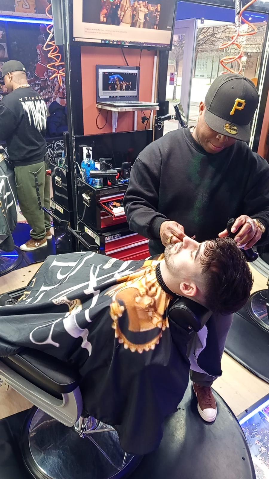 Barbero de Imperio arreglando la barba de un cliente