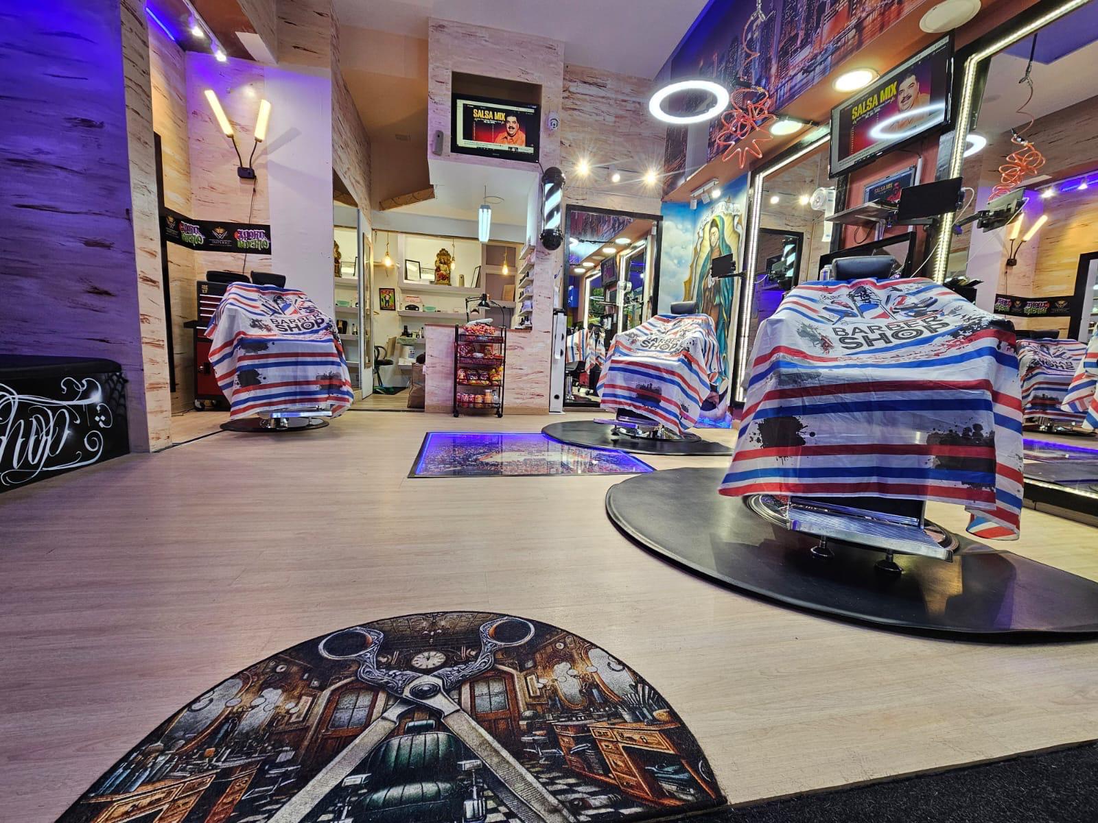 Interior del local con sillas barber