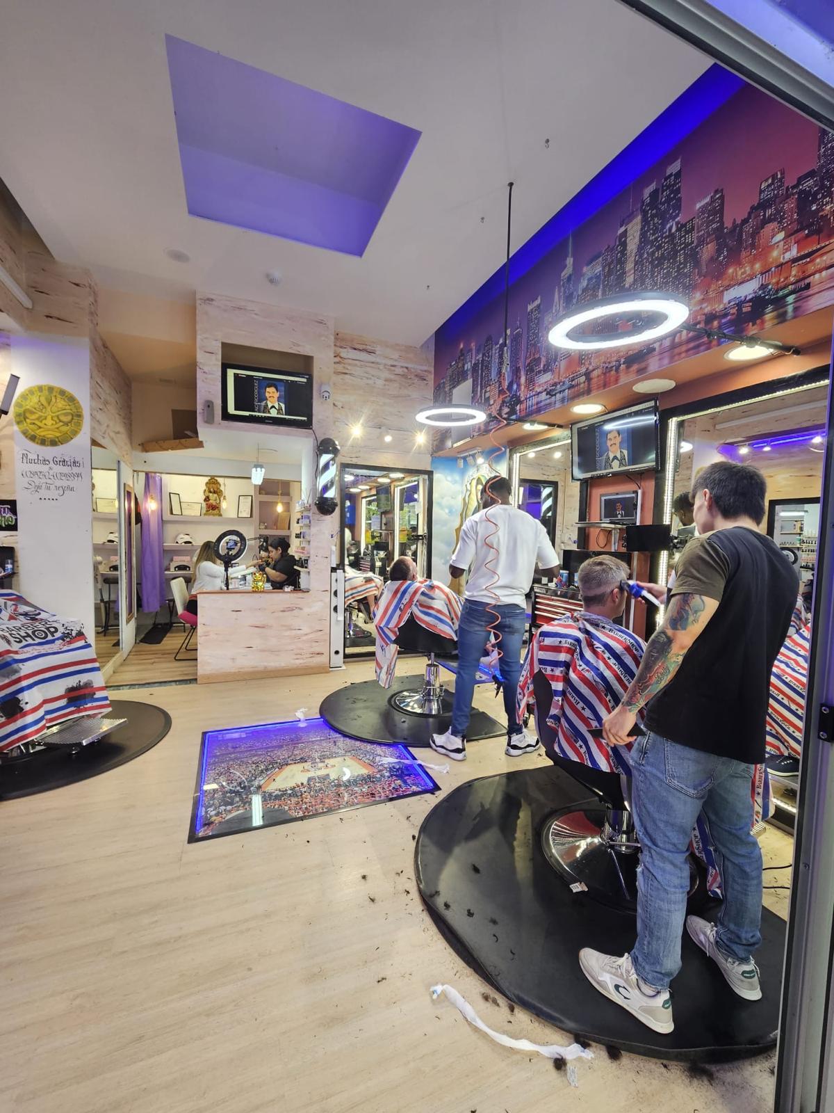 Barberos en plena acción